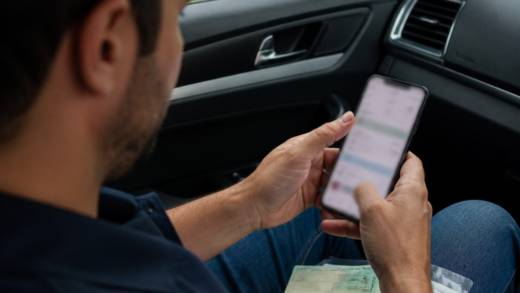 Motorista brasileiro usando celular para consultar uma infração e indicar o real condutor pela Carteira Digital de Trânsito